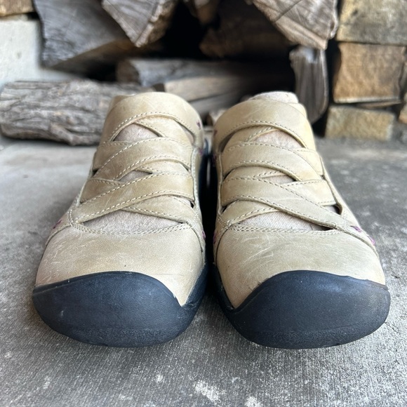 Keen light tan slip on leather Clogs footwear shoes NWOB Sz-6.5. C - Picture 4 of 8